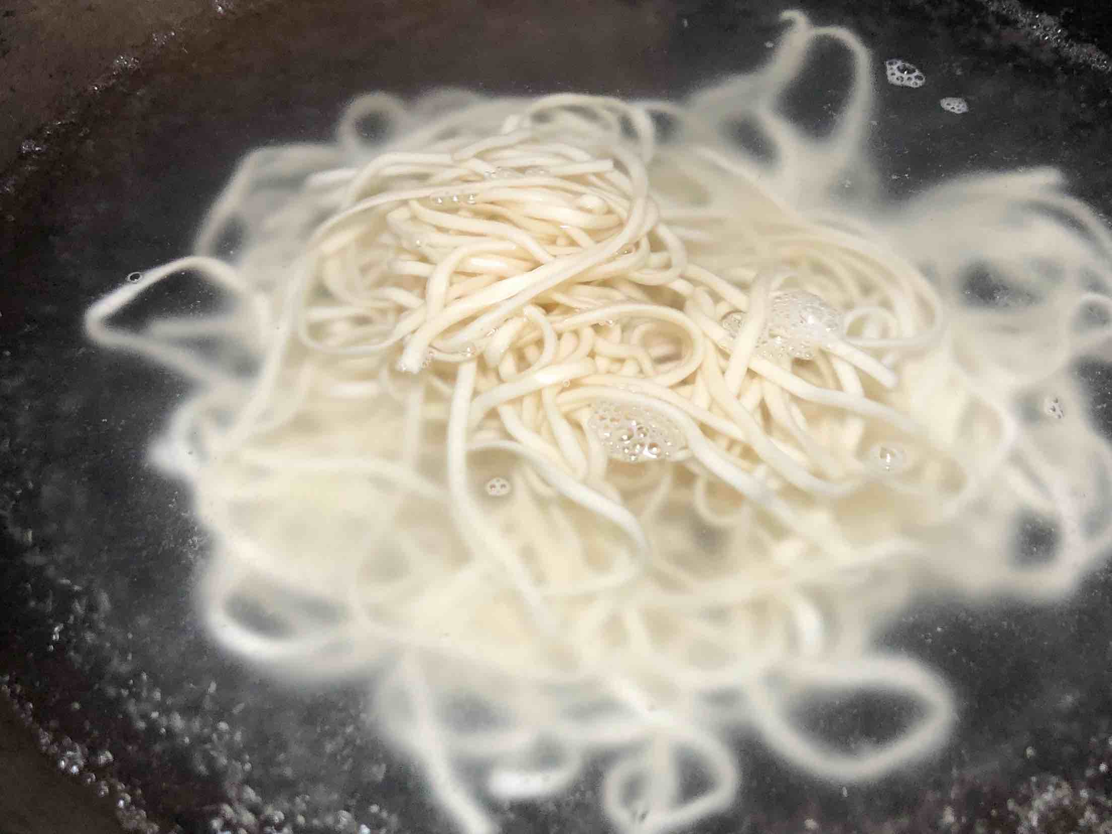 香腸炒面的做法-咸鮮味炒菜譜-易網健康養生網 香腸炒面的做法-咸鮮味炒菜譜