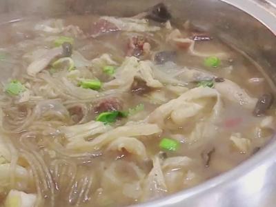 最家常的冬季暖鍋，百吃不厭~白菜粉條牛肉鍋的做法-咸鮮味煮菜譜