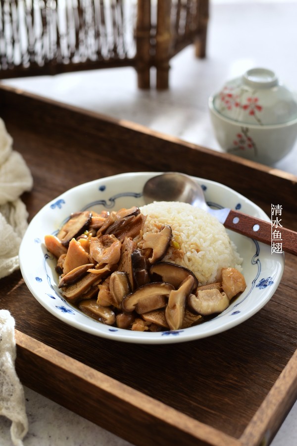 香菇香干雞肉蓋澆飯的做法-咸鮮味炒菜譜