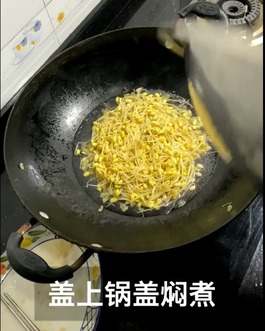 炒黃豆芽加上它好吃的舔盤的做法-咸鮮味炒菜譜-易網(wǎng)健康養(yǎng)生網(wǎng) 炒黃豆芽加上它好吃的舔盤的做法-咸鮮味炒菜譜