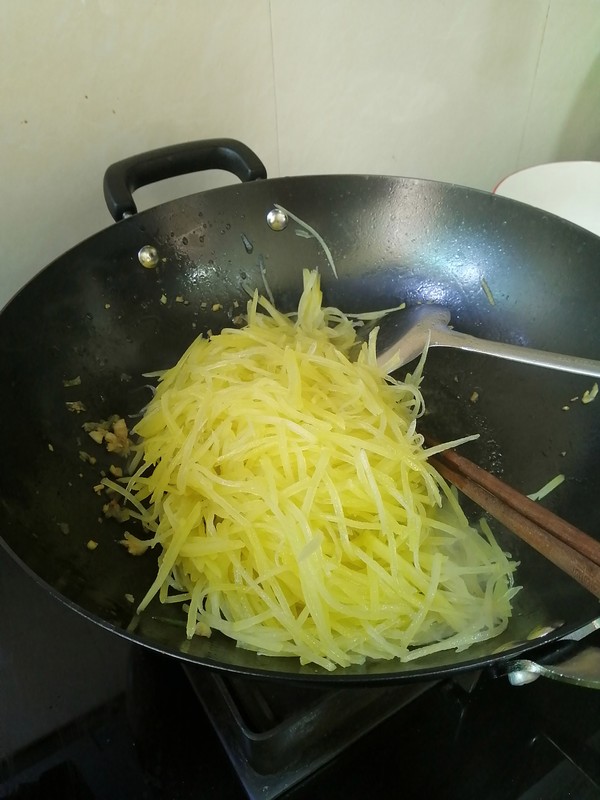 簡簡單單也不失美味~~醋溜土豆絲的做法-家常味炒菜譜-易網健康養生網 簡簡單單也不失美味~~醋溜土豆絲的做法-家常味炒菜譜