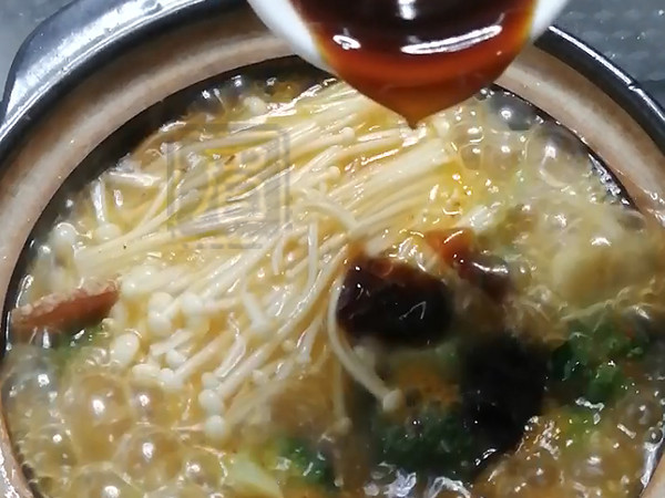 熱乎乎的泡菜鍋，驅寒還管飽！的做法-酸辣味煮菜譜