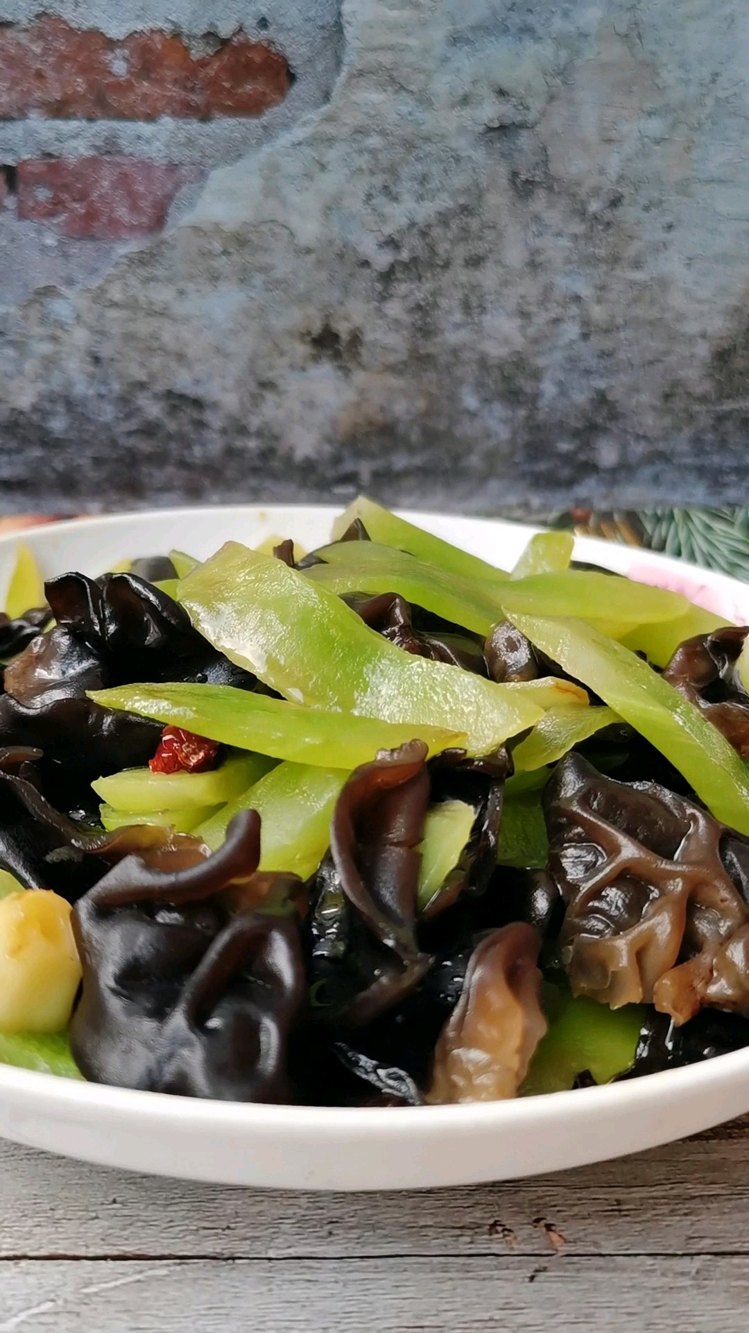 萵筍炒木耳的做法-家常味炒菜譜