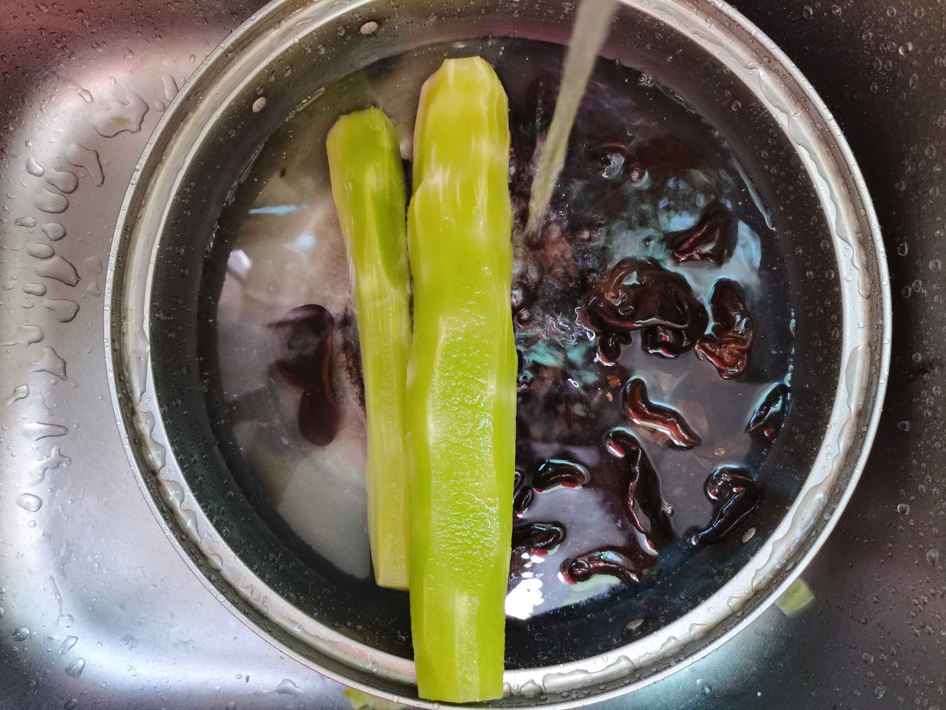 萵筍炒木耳的做法-家常味炒菜譜-易網(wǎng)健康養(yǎng)生網(wǎng) 萵筍炒木耳的做法-家常味炒菜譜