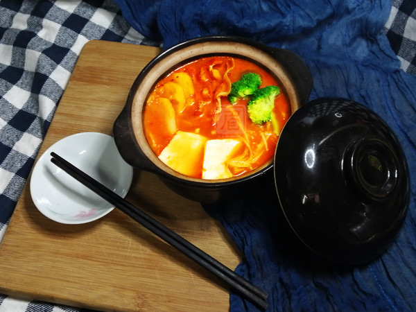 熱乎乎的泡菜鍋，驅寒還管飽！的做法-酸辣味煮菜譜