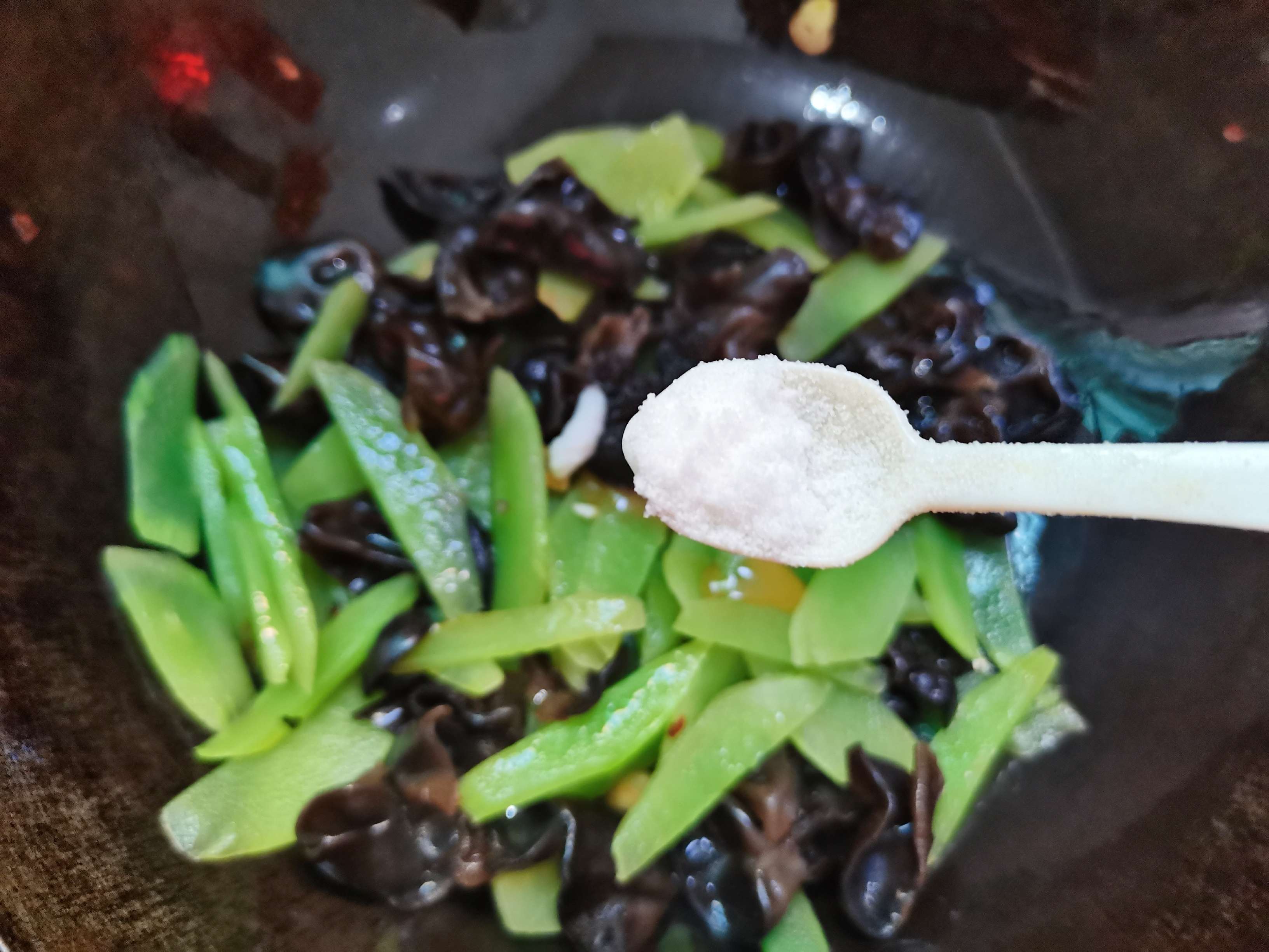 萵筍炒木耳的做法-家常味炒菜譜-易網(wǎng)健康養(yǎng)生網(wǎng) 萵筍炒木耳的做法-家常味炒菜譜