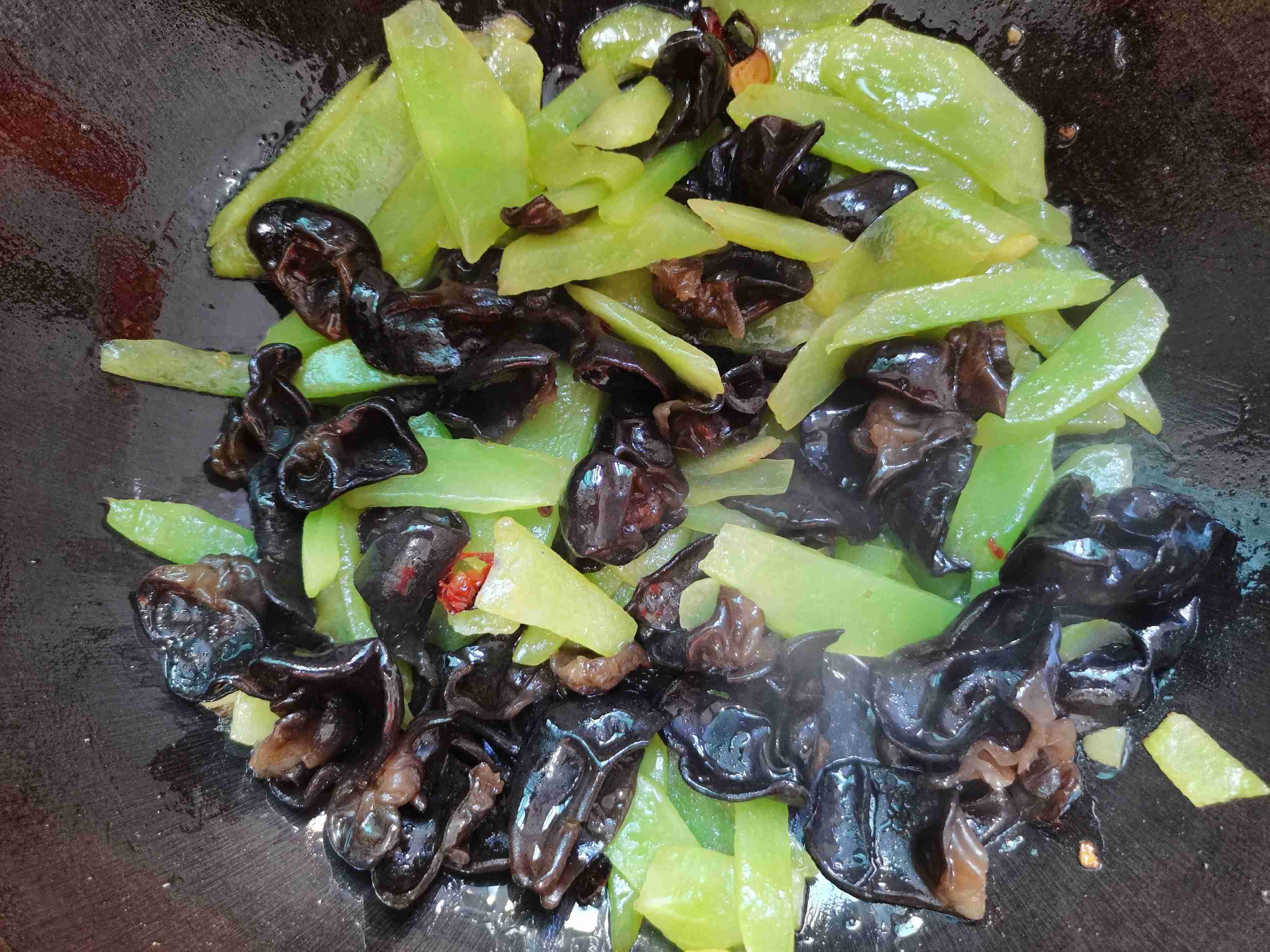 萵筍炒木耳的做法-家常味炒菜譜-易網(wǎng)健康養(yǎng)生網(wǎng) 萵筍炒木耳的做法-家常味炒菜譜