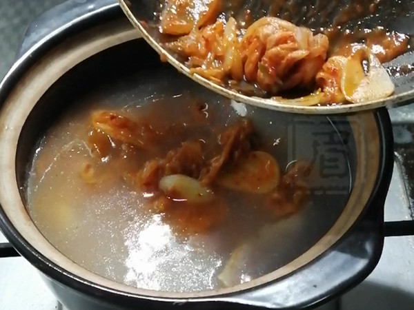熱乎乎的泡菜鍋，驅寒還管飽！的做法-酸辣味煮菜譜