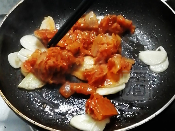 熱乎乎的泡菜鍋，驅寒還管飽！的做法-酸辣味煮菜譜