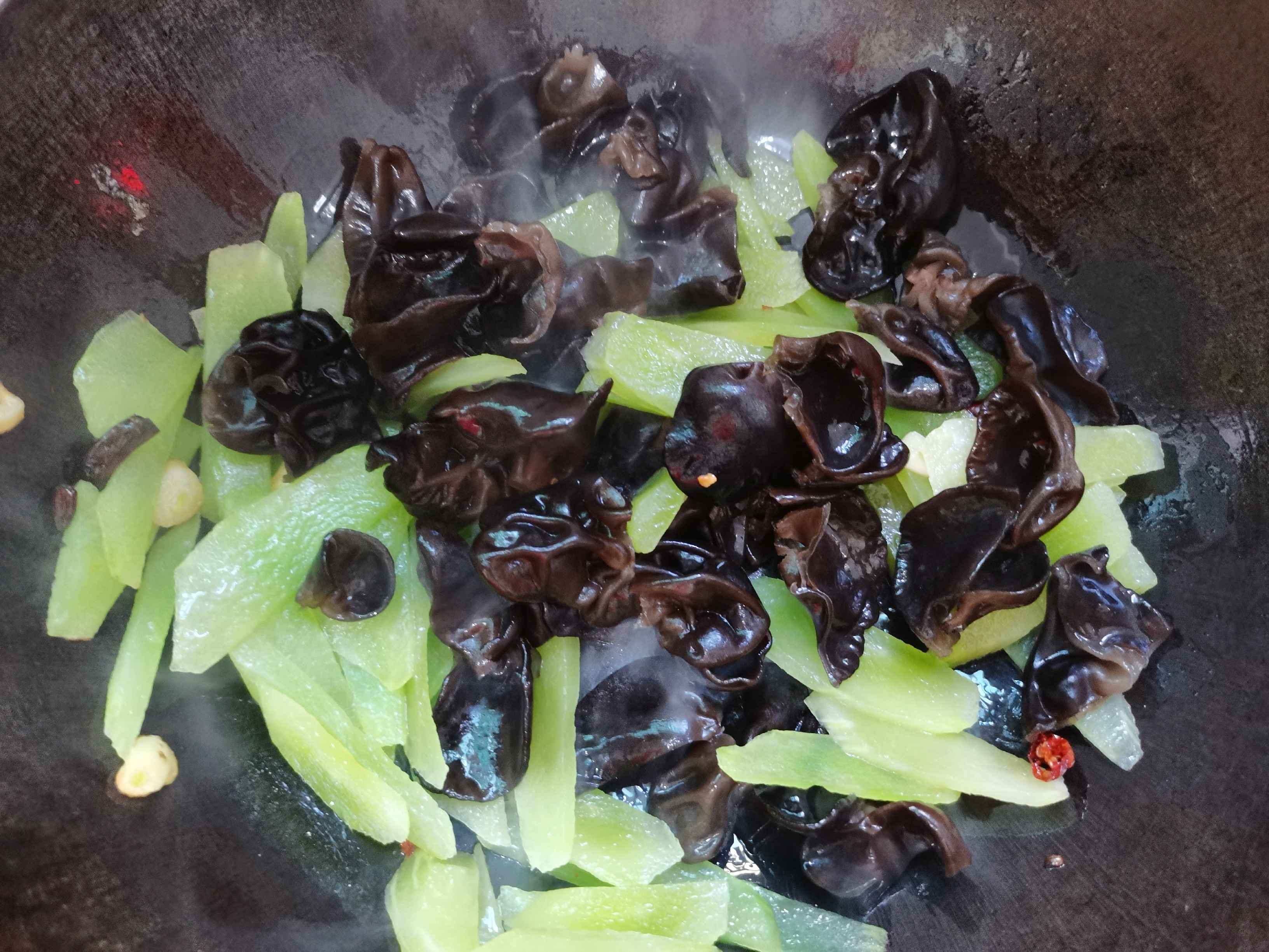 萵筍炒木耳的做法-家常味炒菜譜-易網(wǎng)健康養(yǎng)生網(wǎng) 萵筍炒木耳的做法-家常味炒菜譜