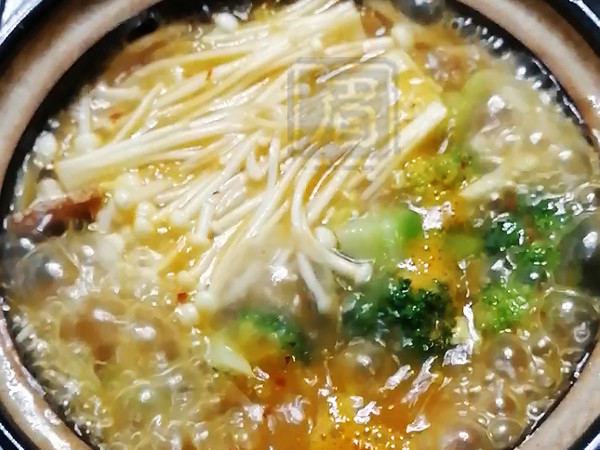 熱乎乎的泡菜鍋，驅寒還管飽！的做法-酸辣味煮菜譜