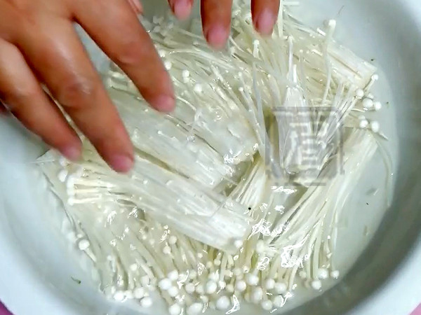 熱乎乎的泡菜鍋，驅寒還管飽！的做法-酸辣味煮菜譜