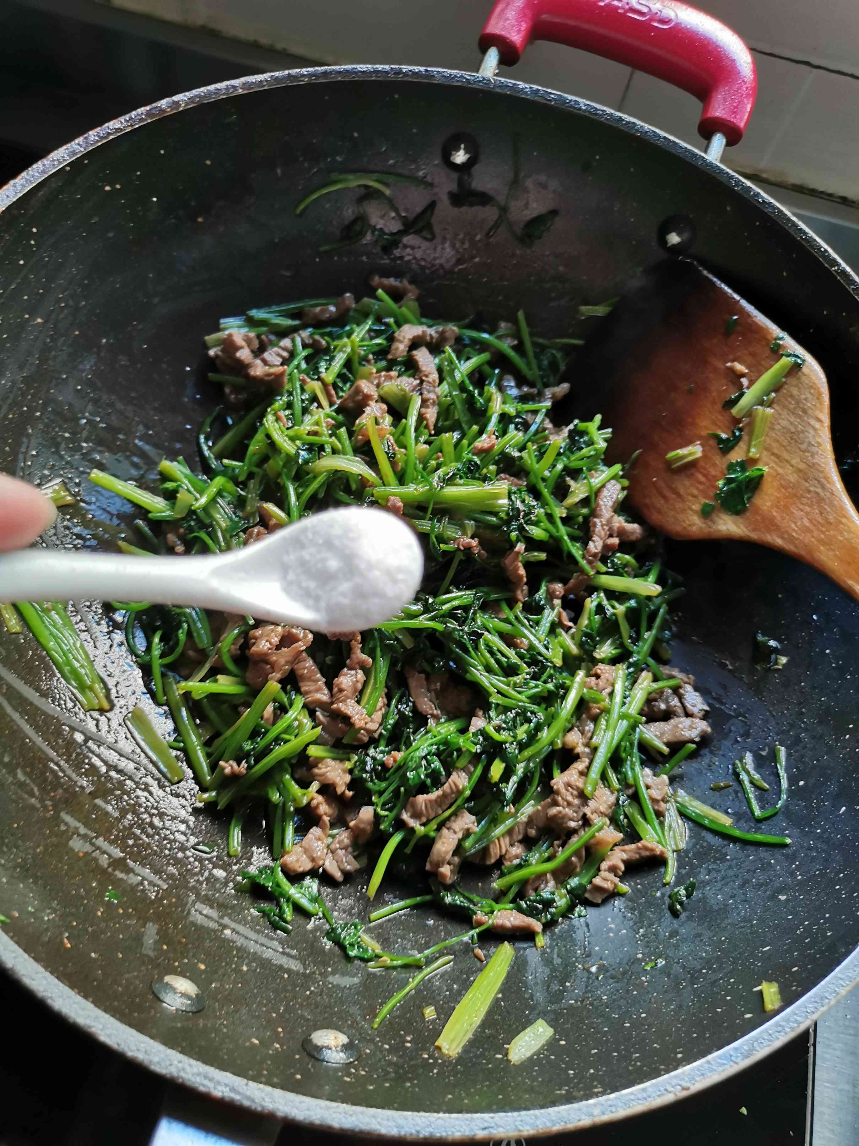 香菜炒牛肉的做法-家常味炒菜譜-易網(wǎng)健康養(yǎng)生網(wǎng) 香菜炒牛肉的做法-家常味炒菜譜