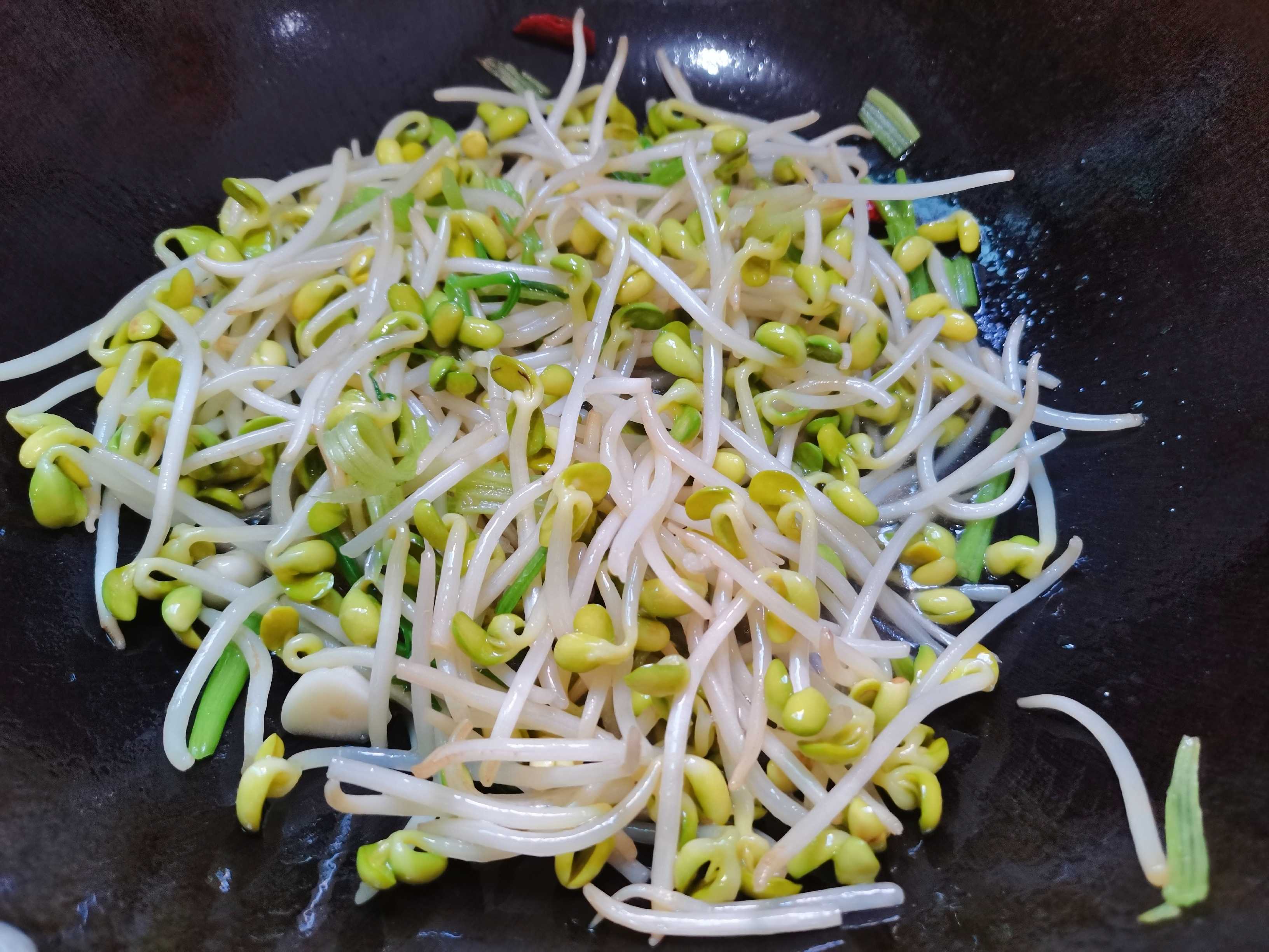 家常菜“清炒黃豆芽”的做法-家常味炒菜譜-易網健康養生網 家常菜“清炒黃豆芽”的做法-家常味炒菜譜