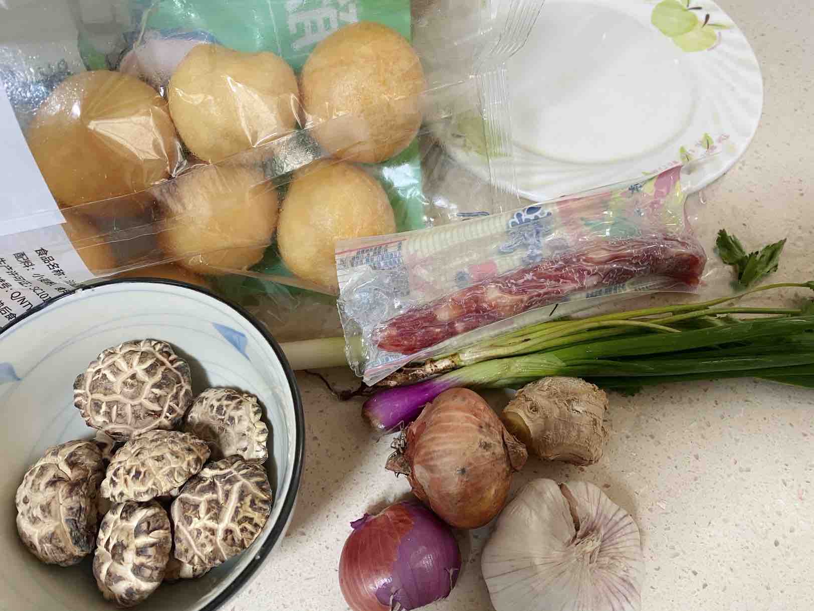 砂鍋雞煲的做法-咸鮮味砂鍋菜譜-易網<a href=http://www.jsjjzhkt.cn/ target=_blank class=infotextkey>健康養生</a>網 砂鍋雞煲的做法-咸鮮味砂鍋菜譜