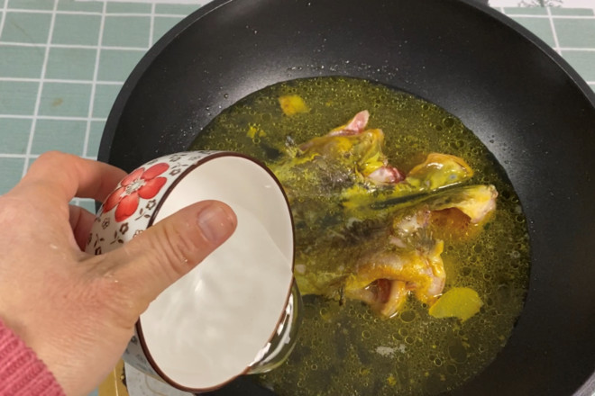 鮮掉眉毛的黃骨魚豆腐湯的做法-家常味煮菜譜