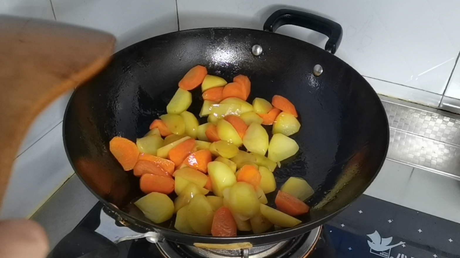 看了直流口水的紅燒牛腩燉土豆的做法-家常味燉菜譜