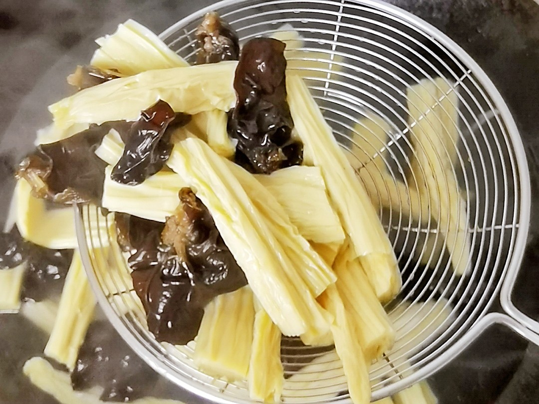 年夜飯涼菜也下飯－拌腐竹，新春宴客吃腐竹得“富足”的做法-酸辣味拌菜譜