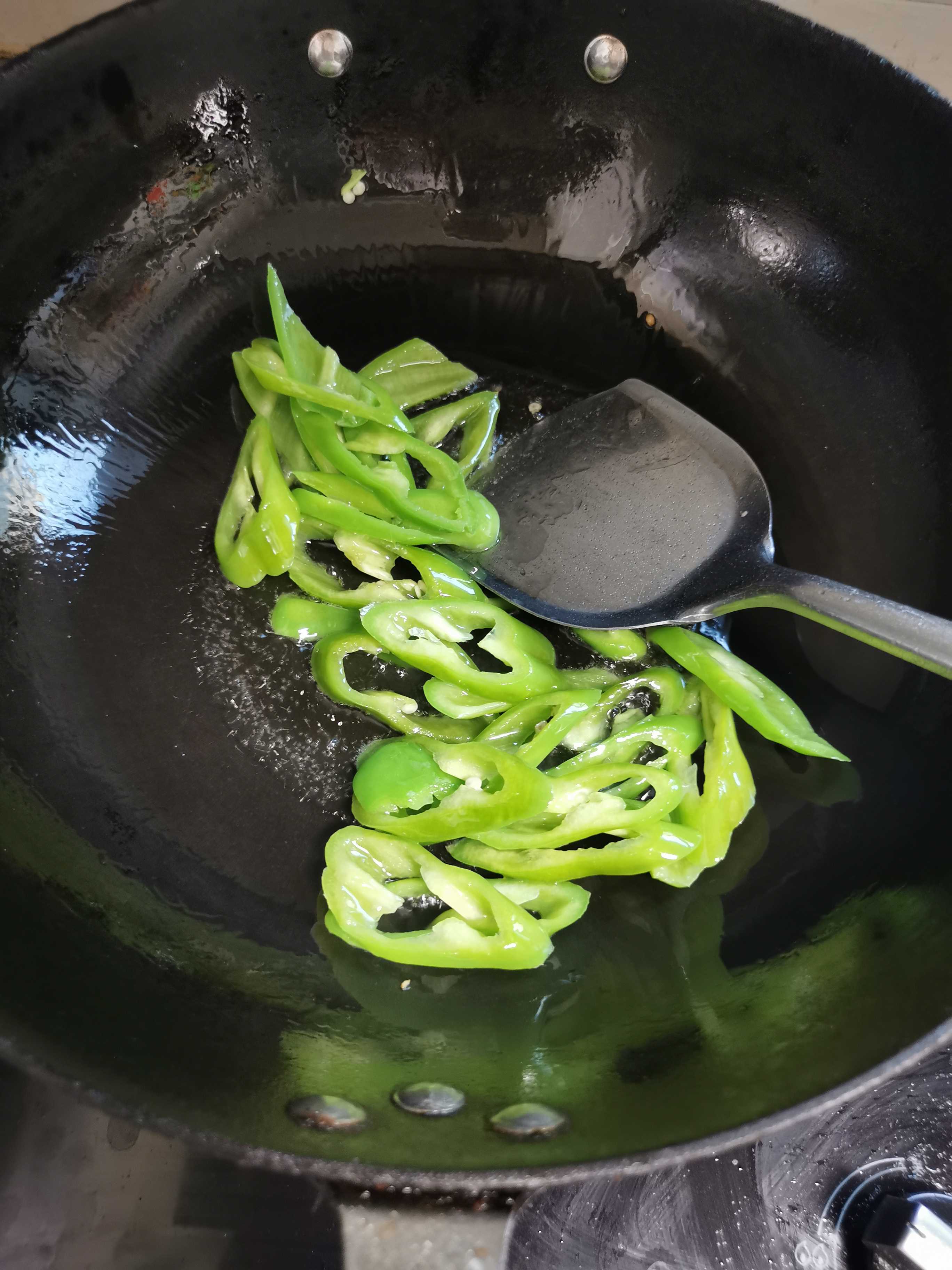 尖椒炒茄子的做法-家常味炒菜譜