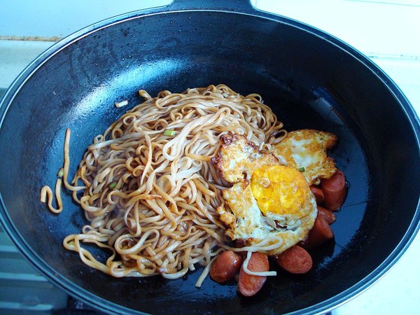 火腿荷包蛋燜面的做法-家常味燜菜譜-易網健康養生網 火腿荷包蛋燜面的做法-家常味燜菜譜