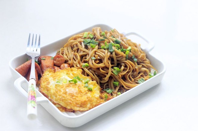 火腿荷包蛋燜面的做法-家常味燜菜譜-易網健康養生網 火腿荷包蛋燜面的做法-家常味燜菜譜