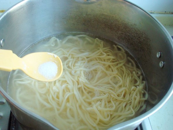 火腿荷包蛋燜面的做法-家常味燜菜譜-易網健康養生網 火腿荷包蛋燜面的做法-家常味燜菜譜