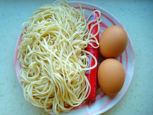 火腿荷包蛋燜面的做法-家常味燜菜譜-易網<a href=http://www.jsjjzhkt.cn/ target=_blank class=infotextkey>健康養生</a>網 火腿荷包蛋燜面的做法-家常味燜菜譜