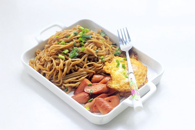 火腿荷包蛋燜面的做法-家常味燜菜譜-易網健康養生網 火腿荷包蛋燜面的做法-家常味燜菜譜