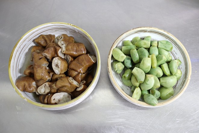 臘八蒜燒肥腸的做法-蒜香味燒菜譜-易網(wǎng)健康養(yǎng)生網(wǎng) 臘八蒜燒肥腸的做法-蒜香味燒菜譜