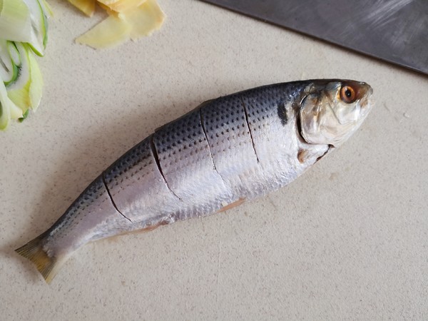 用烤箱烤鯽魚既衛生又安全，廚房油煙少的做法-家常味烤菜譜