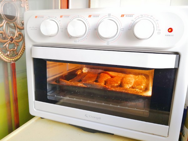 用烤箱烤鯽魚既衛生又安全，廚房油煙少的做法-家常味烤菜譜