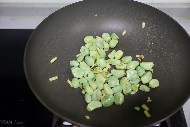 臘八蒜燒肥腸的做法-蒜香味燒菜譜-易網(wǎng)健康養(yǎng)生網(wǎng) 臘八蒜燒肥腸的做法-蒜香味燒菜譜