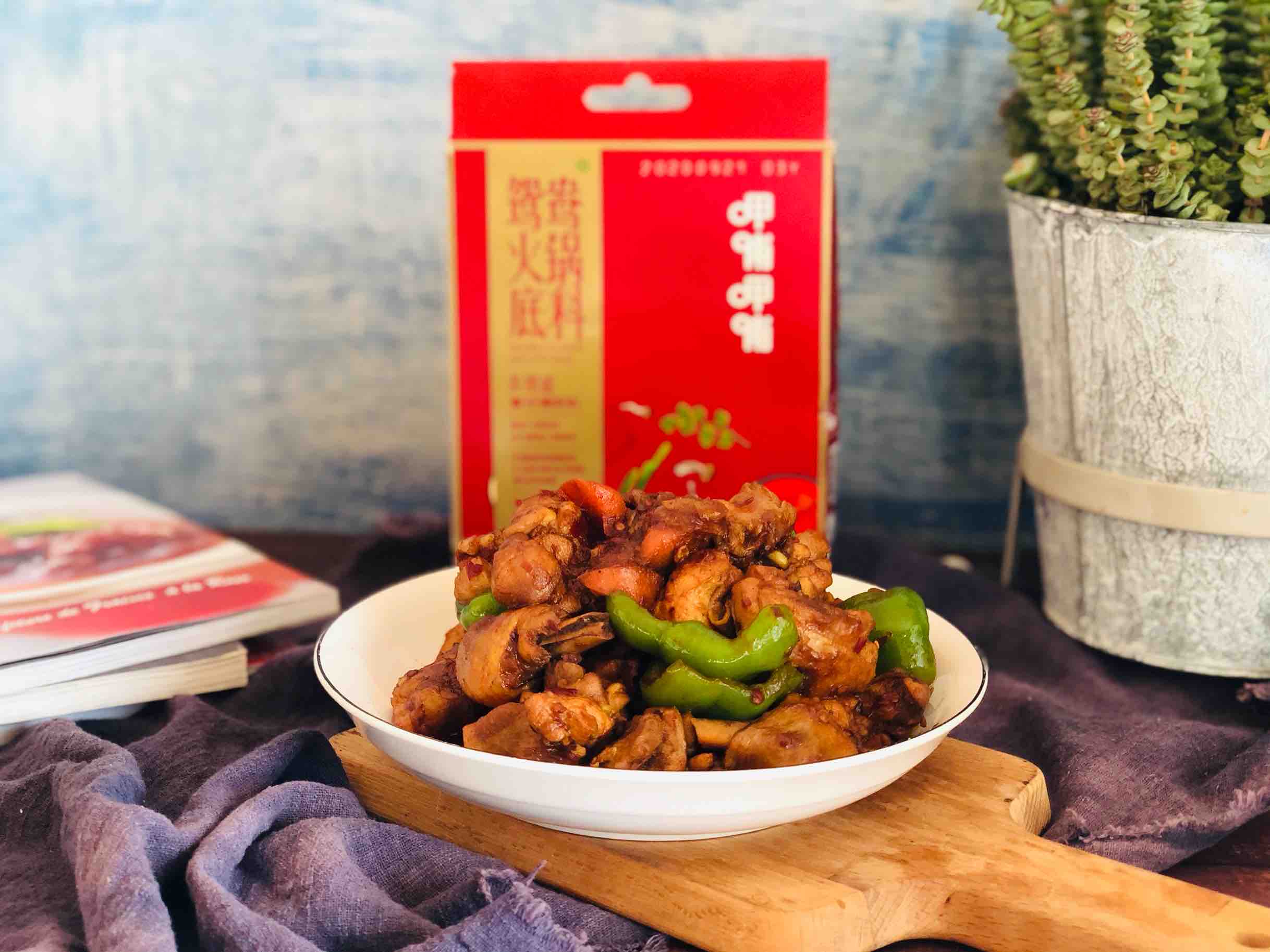 火鍋雞的家常做法,香辣過癮簡單易做,配米飯?zhí)嘛埨驳淖龇?香辣味燒菜譜-易網(wǎng)健康養(yǎng)生網(wǎng) 火鍋雞的家常做法,香辣過癮簡單易做,配米飯?zhí)嘛埨驳淖龇?香辣味燒菜譜