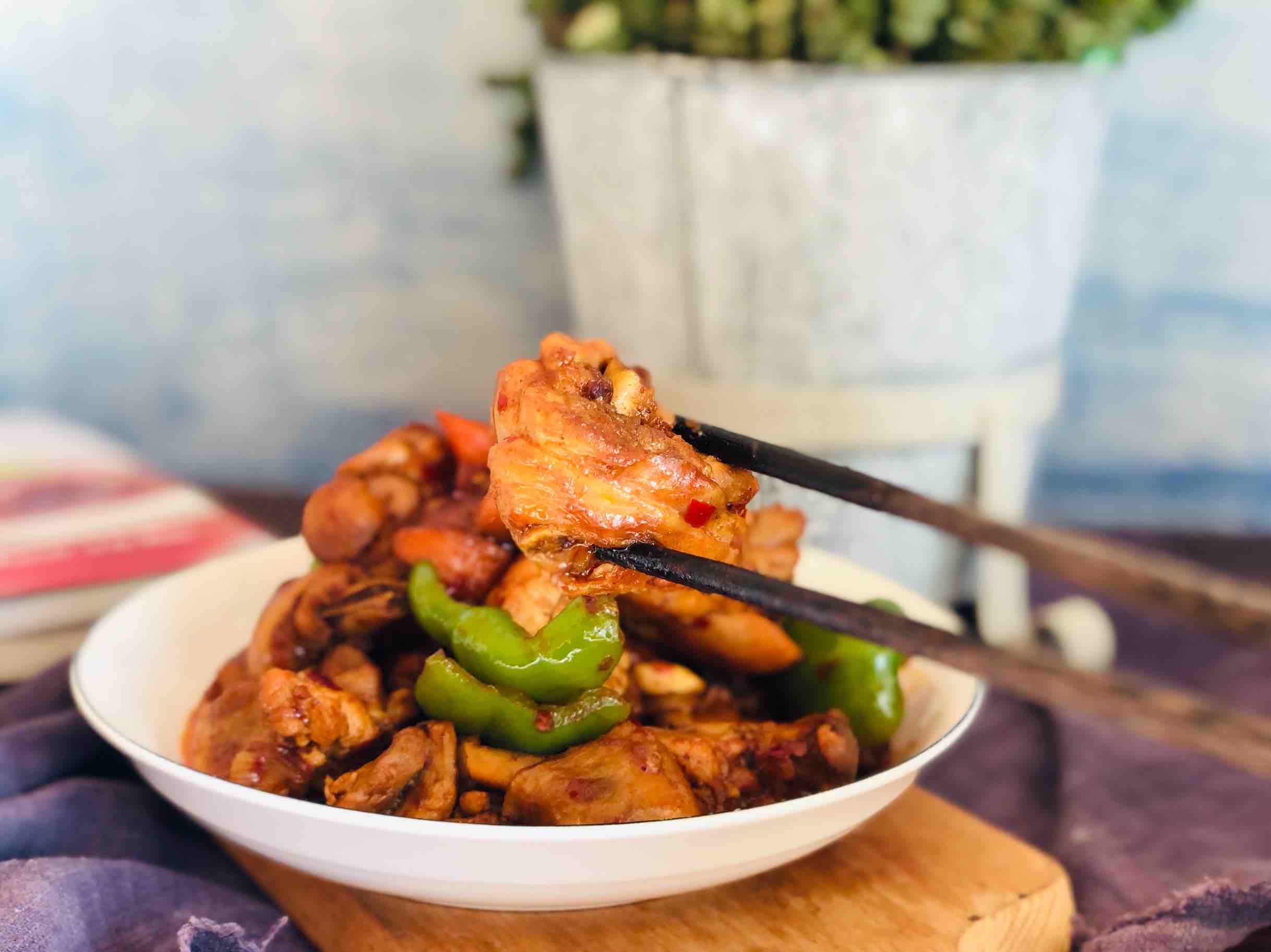 火鍋雞的家常做法,香辣過癮簡單易做,配米飯?zhí)嘛埨驳淖龇?香辣味燒菜譜-易網(wǎng)健康養(yǎng)生網(wǎng) 火鍋雞的家常做法,香辣過癮簡單易做,配米飯?zhí)嘛埨驳淖龇?香辣味燒菜譜