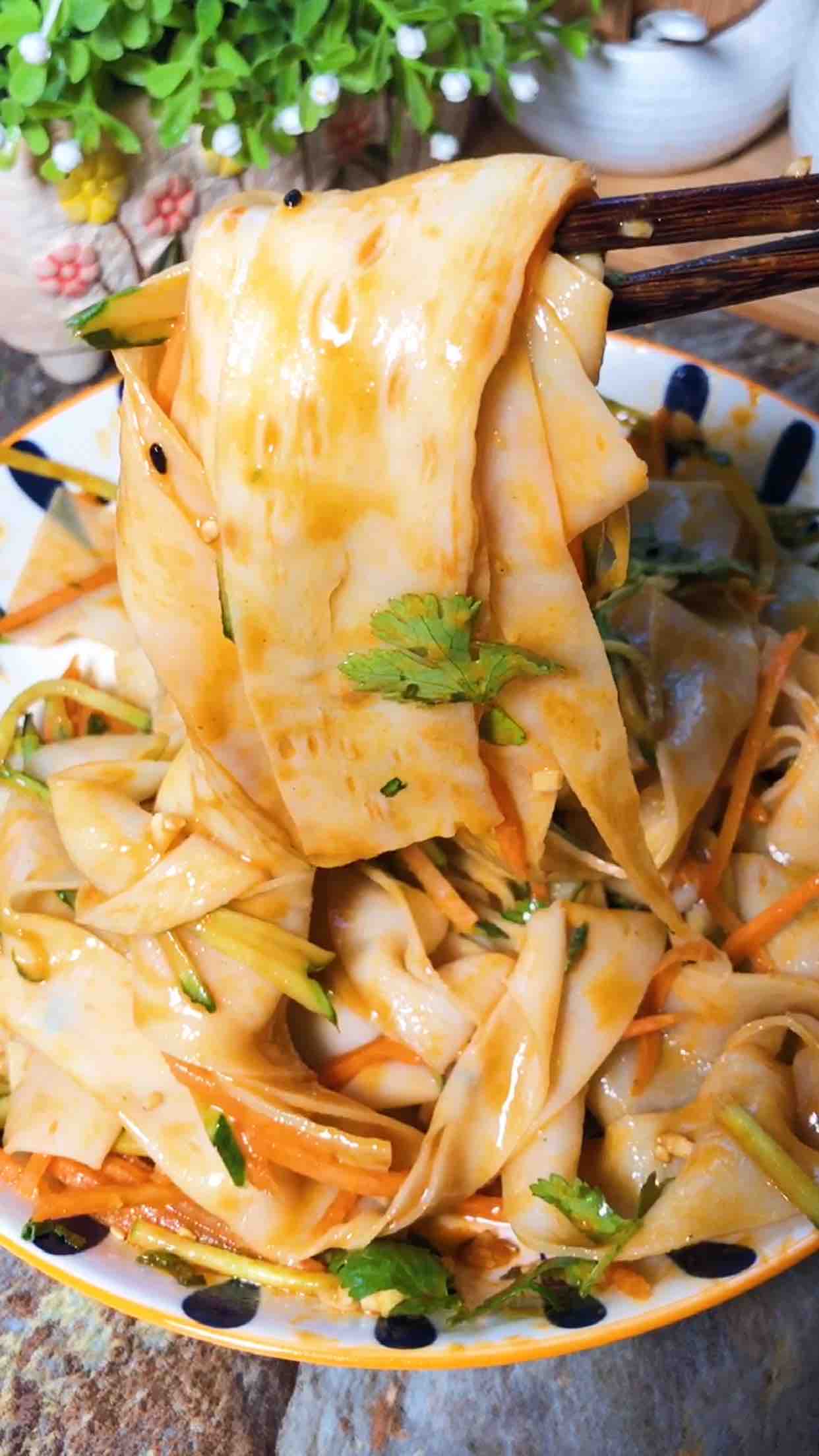 麻醬面皮的做法-酸辣味拌菜譜-易網健康養生網 麻醬面皮的做法-酸辣味拌菜譜