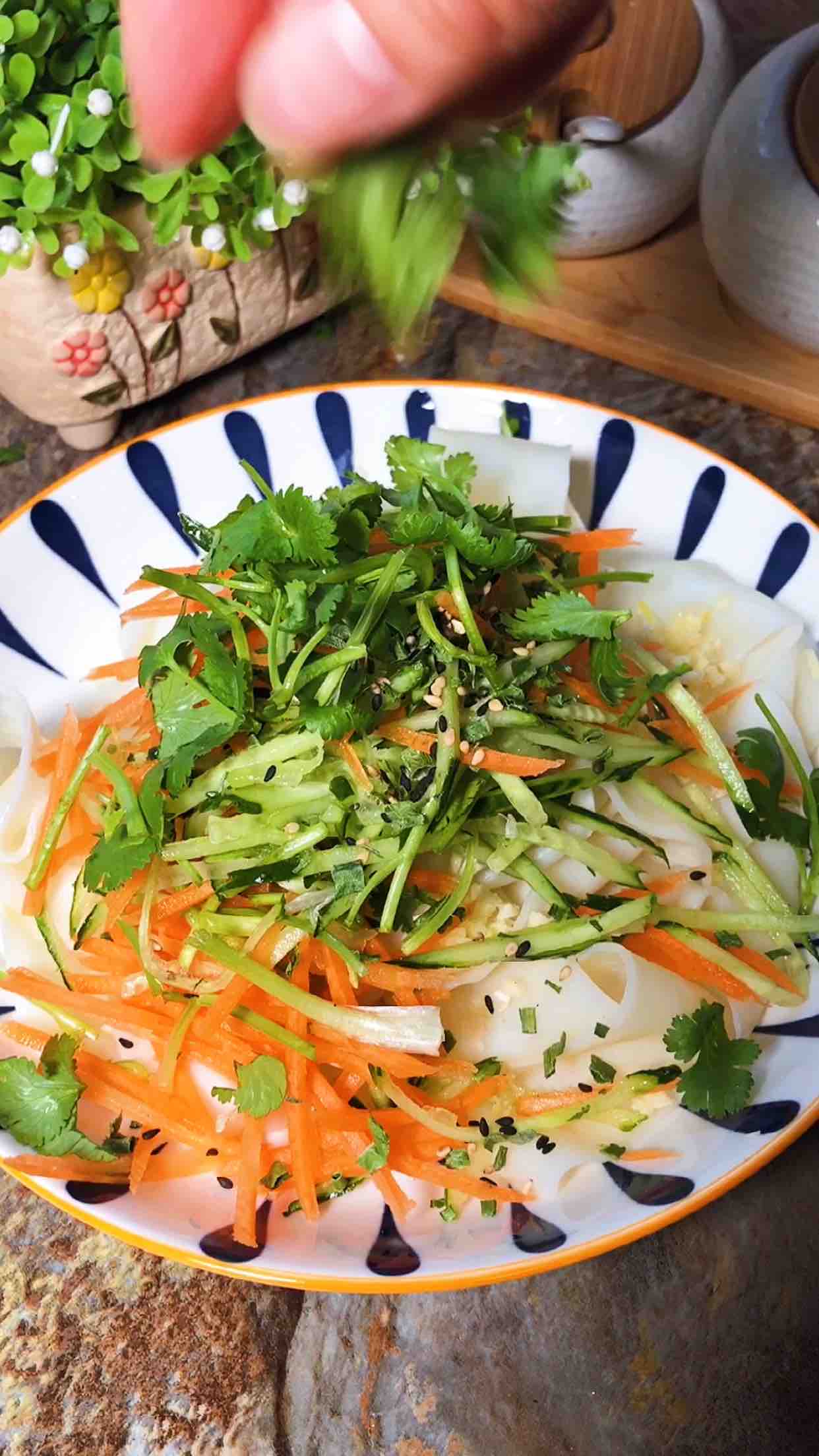 麻醬面皮的做法-酸辣味拌菜譜-易網健康養生網 麻醬面皮的做法-酸辣味拌菜譜