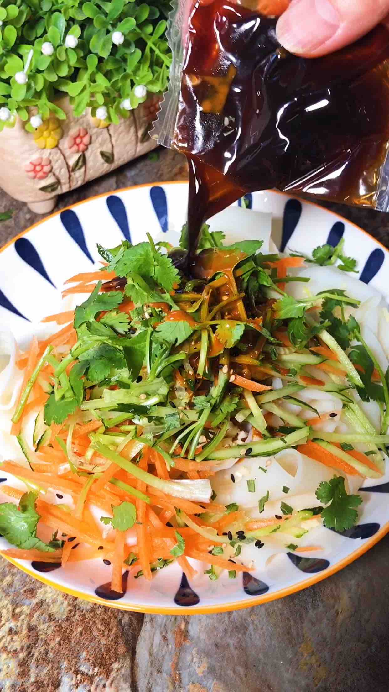 麻醬面皮的做法-酸辣味拌菜譜-易網健康養生網 麻醬面皮的做法-酸辣味拌菜譜