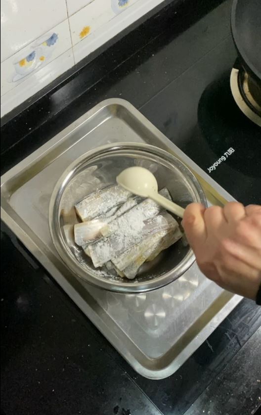 帶魚這樣做，酥脆的連魚骨頭都可以吃的做法-家常味煎菜譜