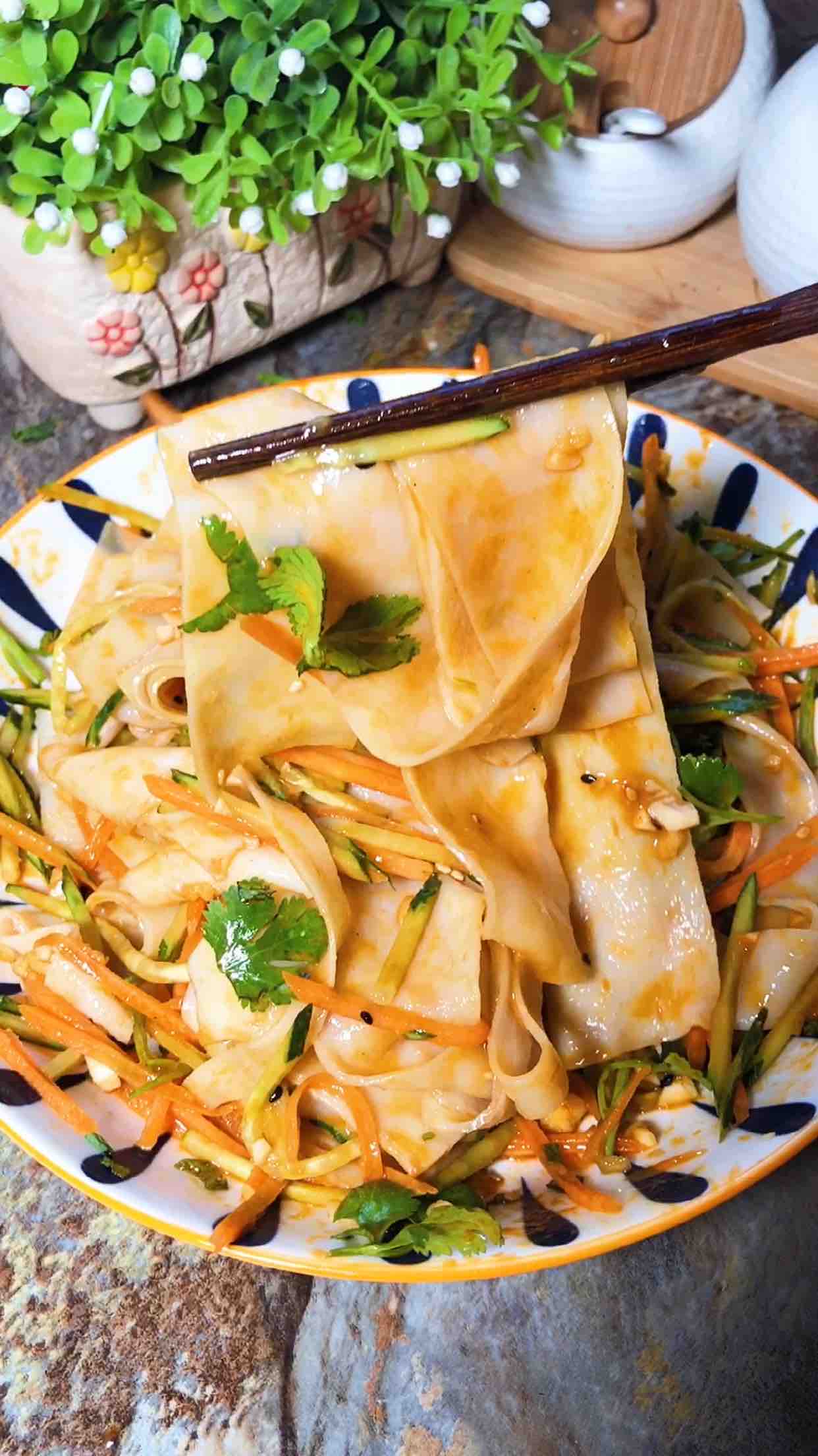 麻醬面皮的做法-酸辣味拌菜譜-易網健康養生網 麻醬面皮的做法-酸辣味拌菜譜