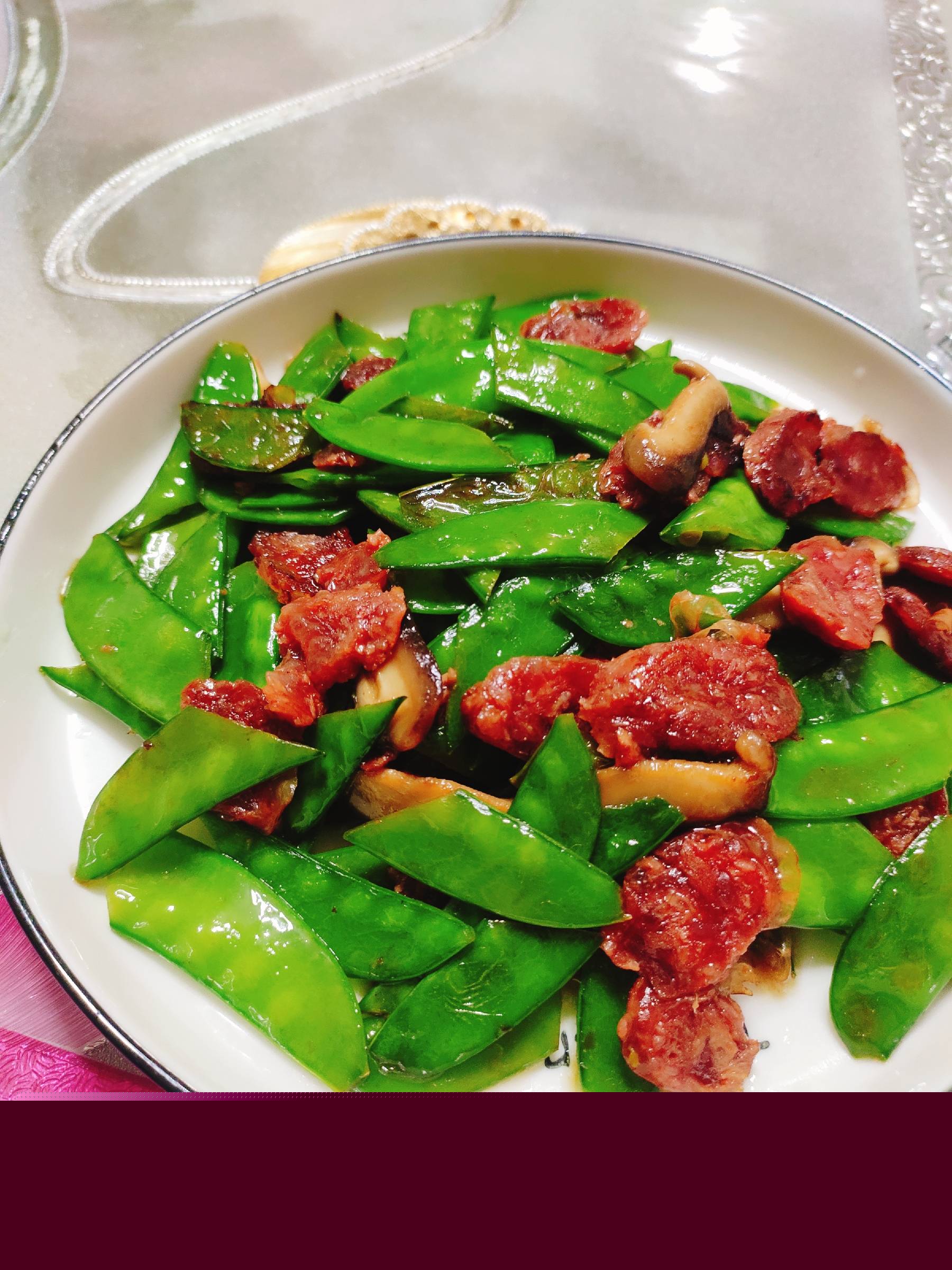 清淡不油膩的臘腸炒荷蘭豆的做法-咸鮮味炒菜譜-易網健康養生網 清淡不油膩的臘腸炒荷蘭豆的做法-咸鮮味炒菜譜