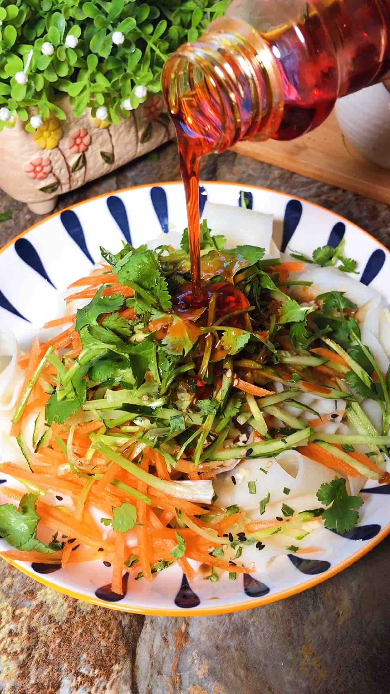 麻醬面皮的做法-酸辣味拌菜譜-易網健康養生網 麻醬面皮的做法-酸辣味拌菜譜