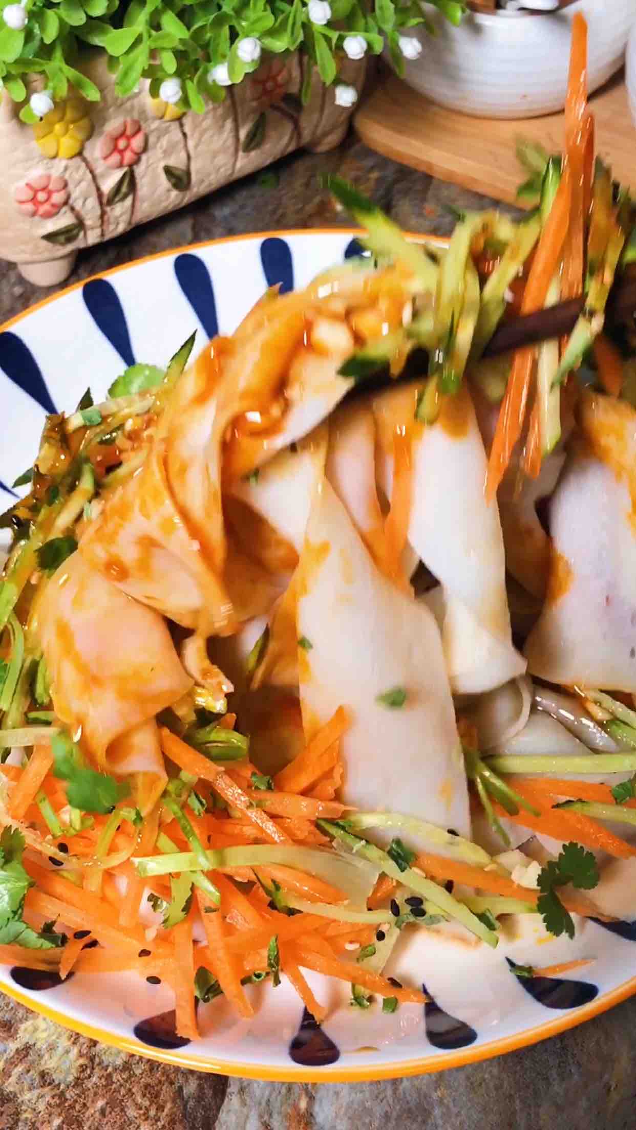 麻醬面皮的做法-酸辣味拌菜譜-易網健康養生網 麻醬面皮的做法-酸辣味拌菜譜