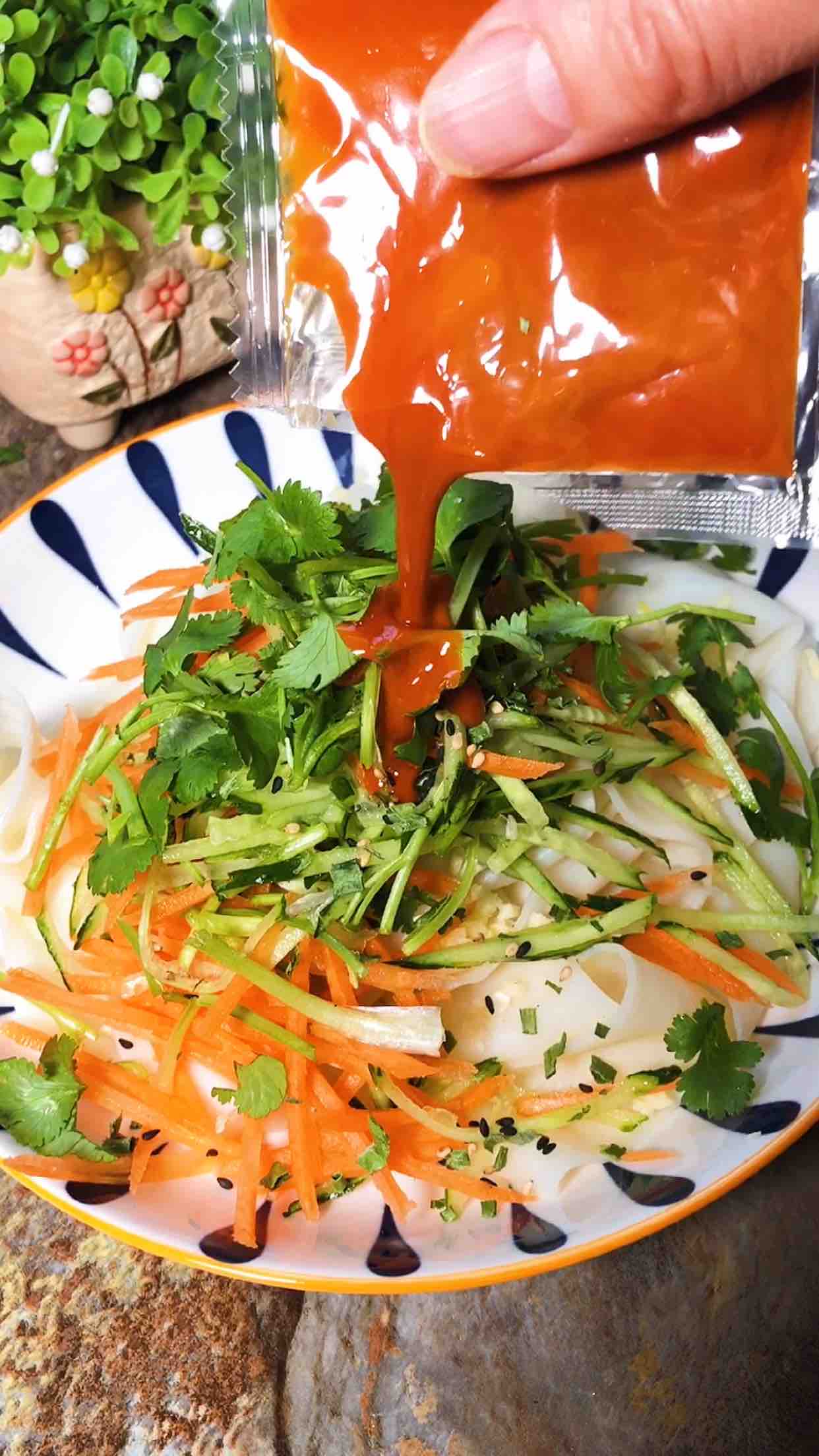 麻醬面皮的做法-酸辣味拌菜譜-易網健康養生網 麻醬面皮的做法-酸辣味拌菜譜