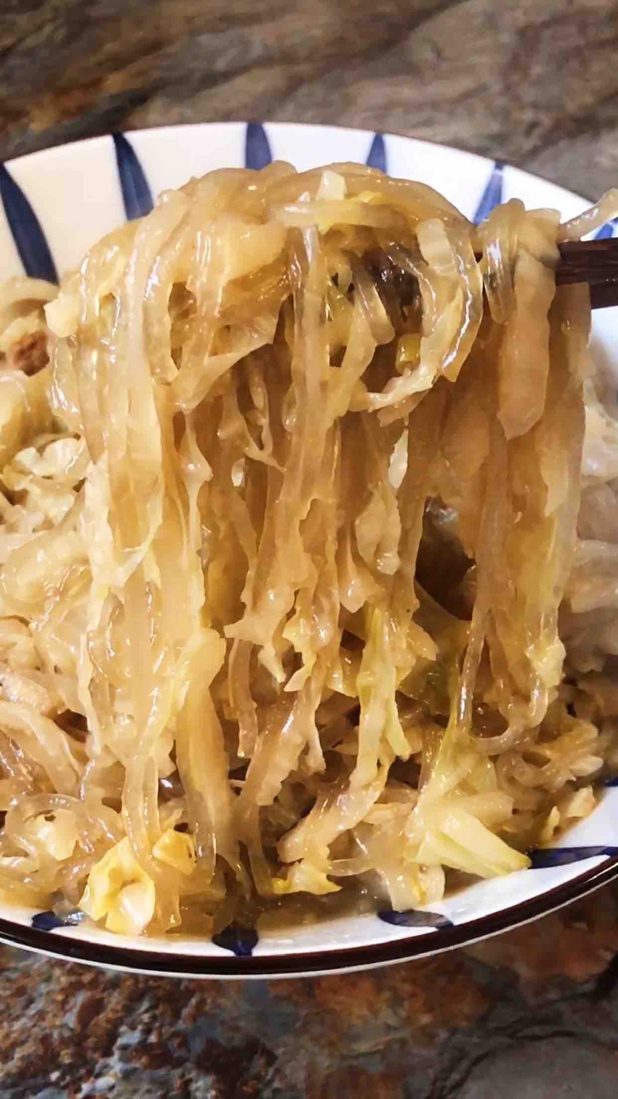 酸菜燉粉條地道東北菜的做法-酸味燉菜譜-易網健康養生網 酸菜燉粉條地道東北菜的做法-酸味燉菜譜