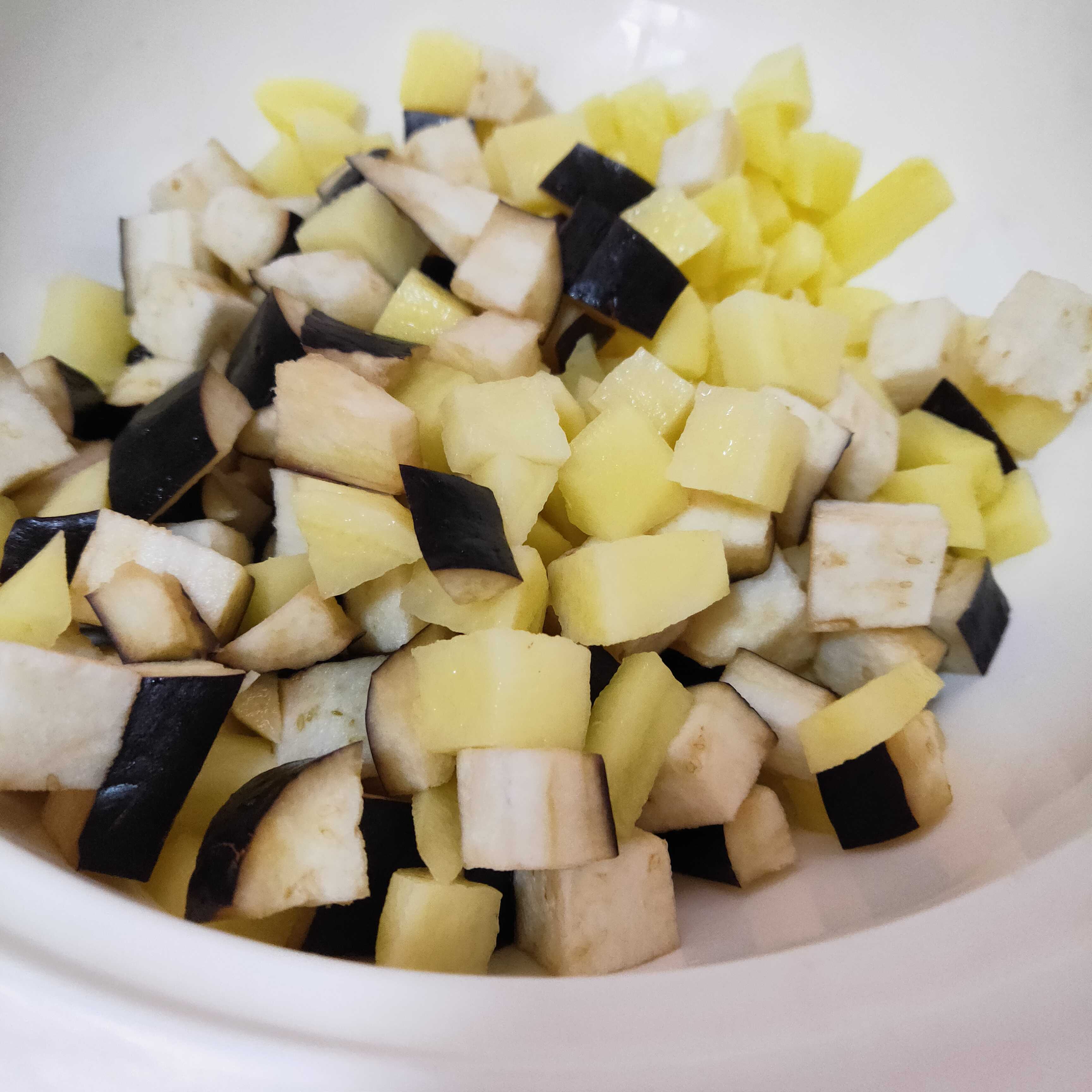 茄子燉土豆的做法-咸鮮味炒菜譜-易網<a href=http://www.jsjjzhkt.cn/ target=_blank class=infotextkey>健康養生</a>網 茄子燉土豆的做法-咸鮮味炒菜譜