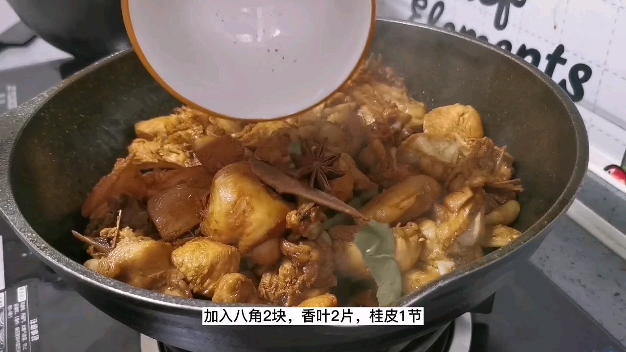 過年硬菜之一:芋頭大盤雞,保證一上桌就被搶光的做法-咸鮮味炒菜譜-易網(wǎng)健康養(yǎng)生網(wǎng) 過年硬菜之一:芋頭大盤雞,保證一上桌就被搶光的做法-咸鮮味炒菜譜