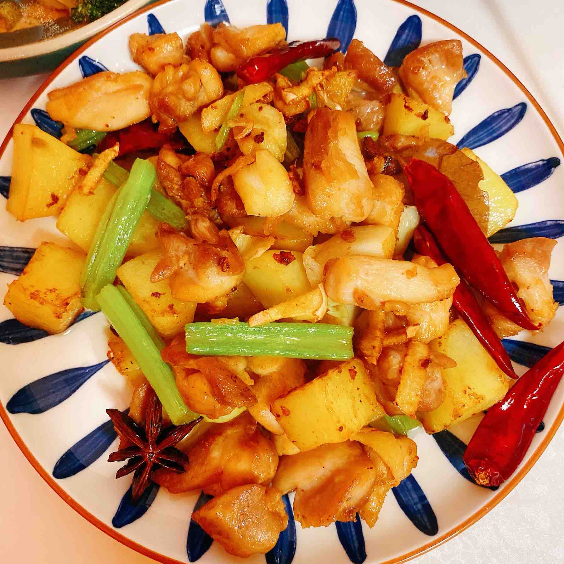 土豆燒雞腿肉的做法-香辣味燒菜譜-易網健康養生網 土豆燒雞腿肉的做法-香辣味燒菜譜