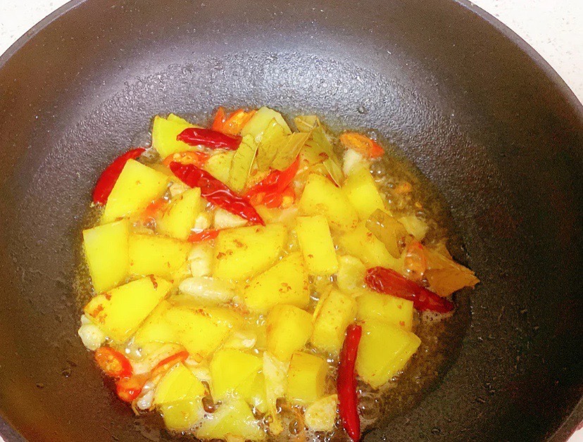 土豆燒雞腿肉的做法-香辣味燒菜譜-易網健康養生網 土豆燒雞腿肉的做法-香辣味燒菜譜