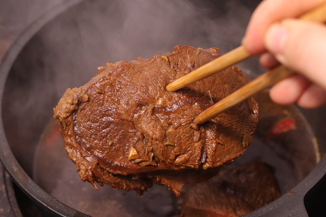 年夜飯必備鹵牛腱子！肉軟有嚼勁，上桌必光盤的做法-咸鮮味鹵菜譜