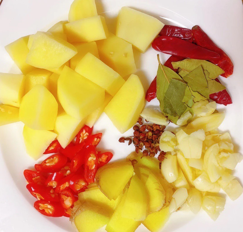 土豆燒雞腿肉的做法-香辣味燒菜譜-易網健康養生網 土豆燒雞腿肉的做法-香辣味燒菜譜